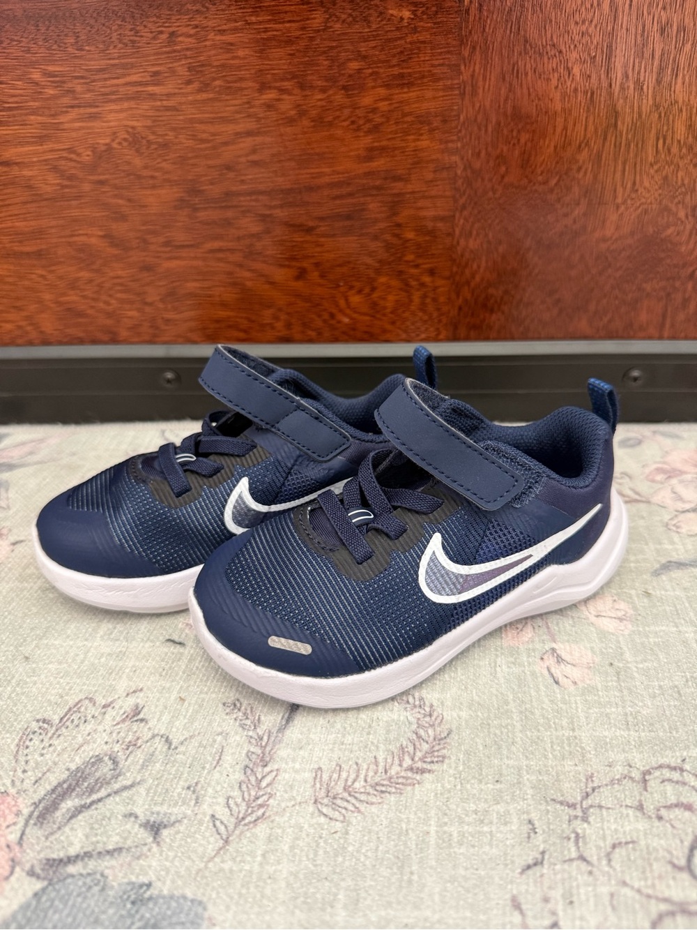 Nike Kids Navy Blue and White Velcro Sneakers